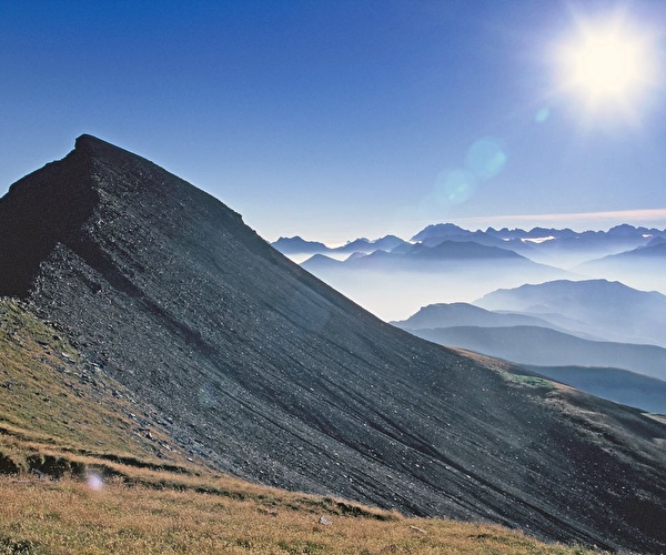 Paysage de montagne roche noire sous un grand soleil