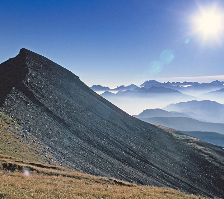 Paysage de montagne roche noire sous un grand soleil