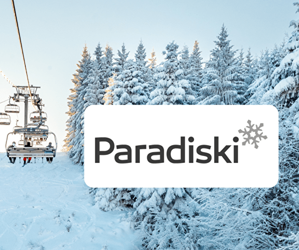 Liaison par télésiège au dessus des pistes et des sapins enneigés
