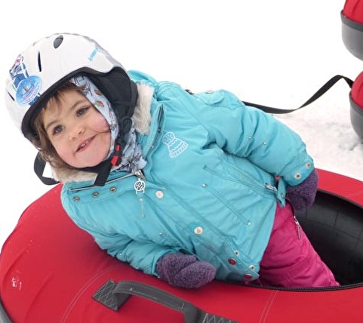 Bébé dans une bouée pour snowtubing