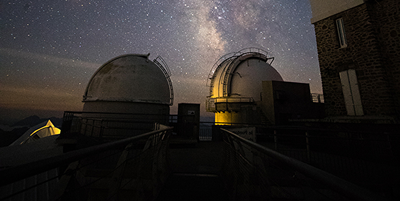 Observatoire en plein nuit à travers un ciel étoilé