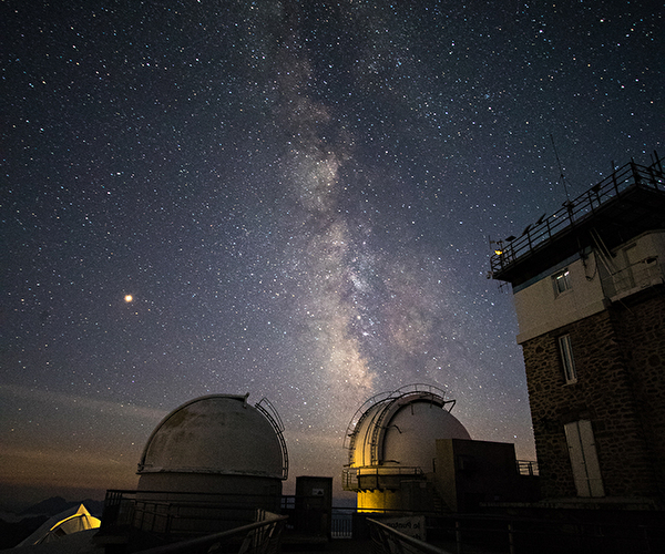 Observatoire en plein nuit à travers un ciel étoilé