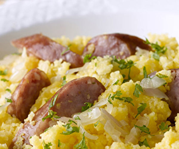Assiette de polenta à la savoyarde servie dans une assiette blanche