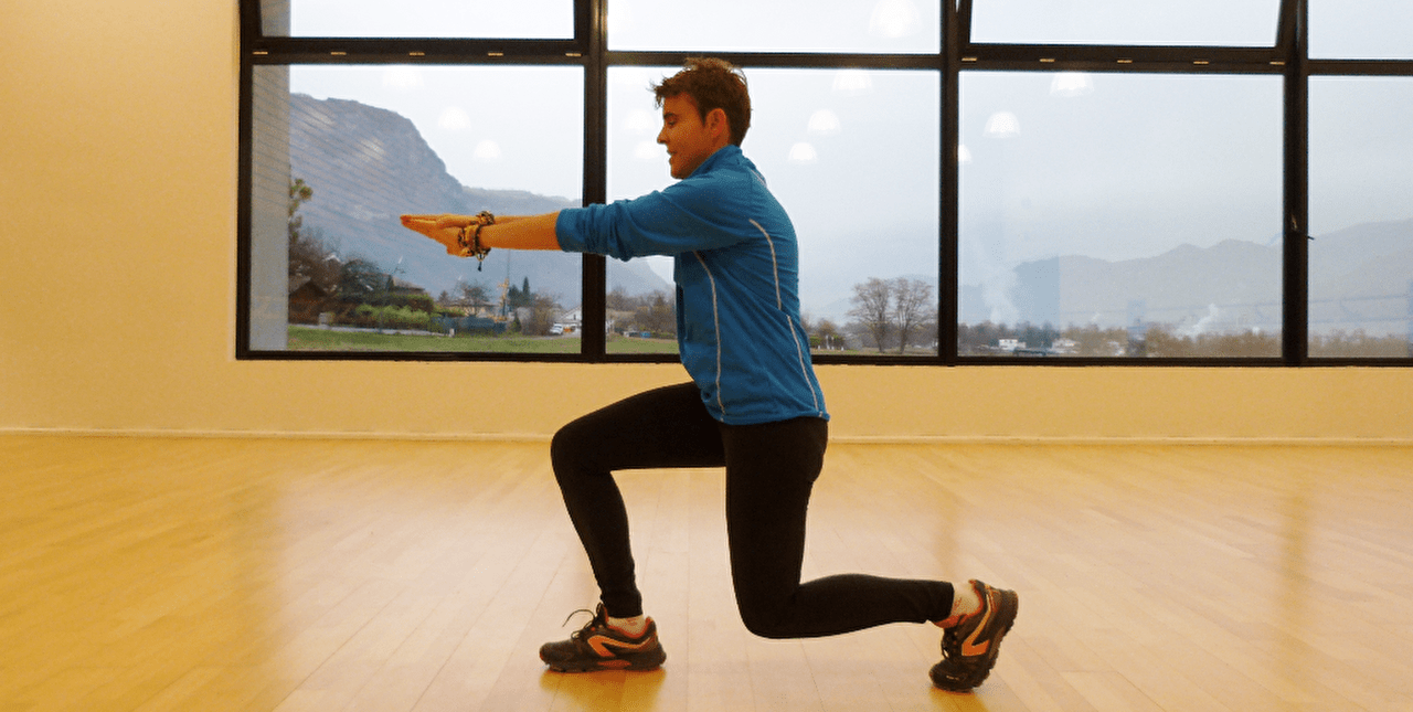Homme en tenue de sport effectuant une séance de préparation physique dans une salle