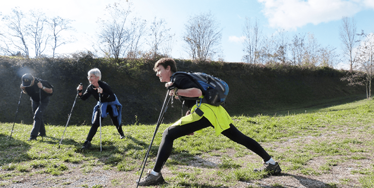 Personnes exécutant des exercices physiques en pleine nature pour se préparer à aller skier