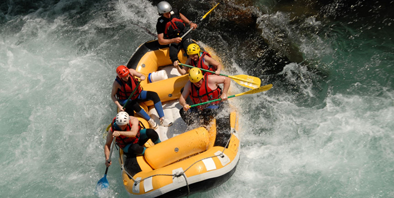 Descente en rafting l'été en famille et entre amis