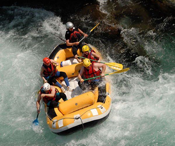Descente en rafting l'été en famille et entre amis