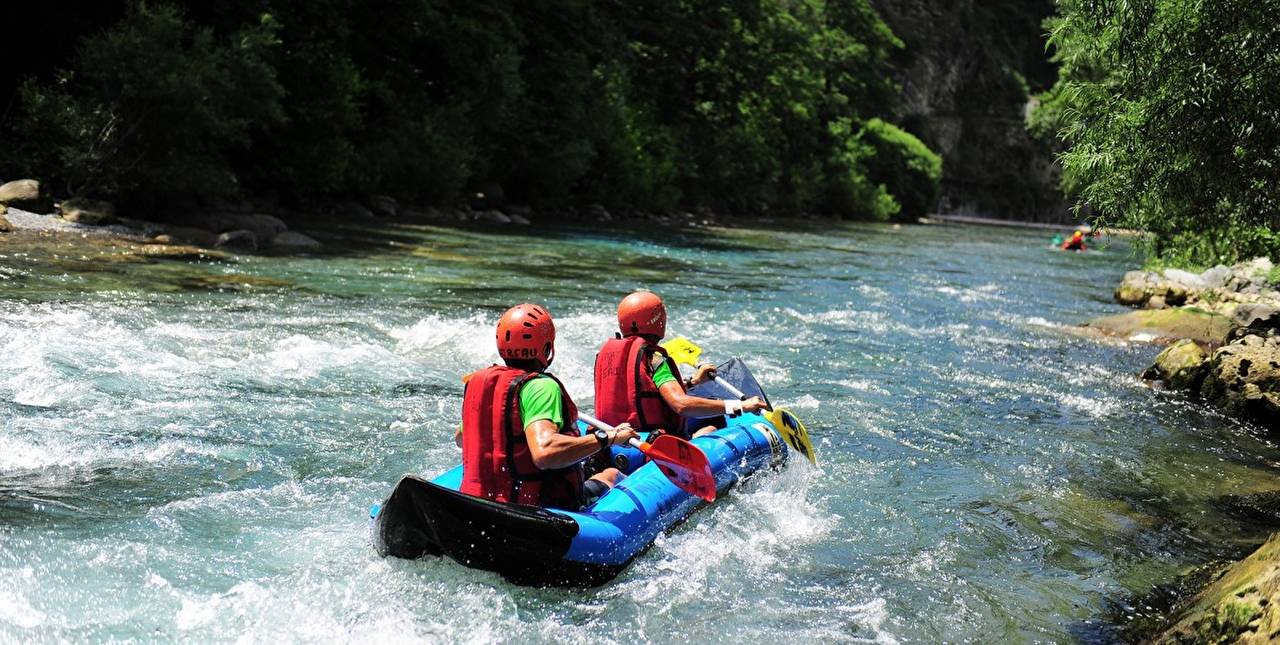 Session de rafting-canoë en montagne l'été pour deux vacanciers