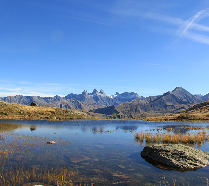Lac Guichard avec vue sur les Aiguilles d'Arves en été