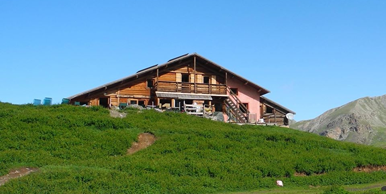 Vue sur un refuge en bois en pleine nature près de l'eau en montagne