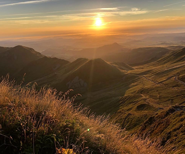 Soleil couchant sur la montagne et les volcans