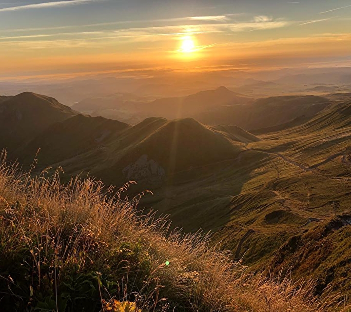 Soleil couchant sur la montagne et les volcans