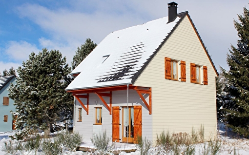 Vue sur l'extérieur d'un petit chalet de montagne en pleine nature