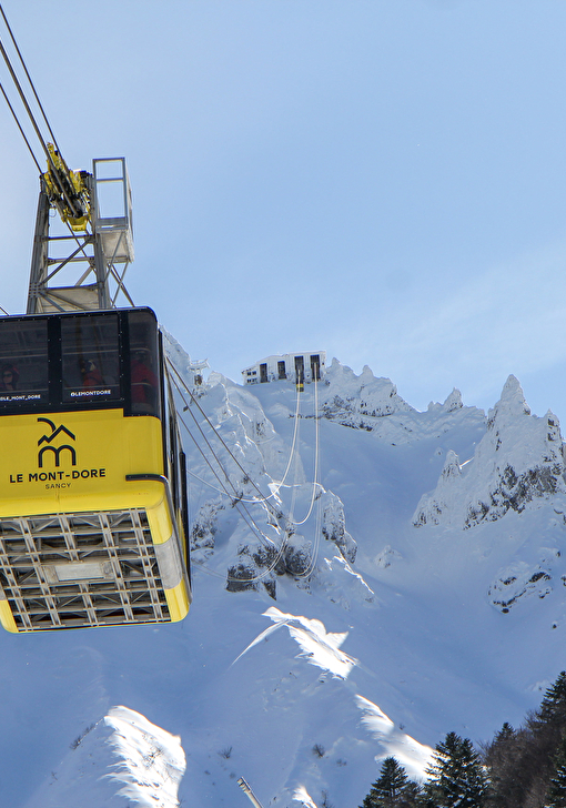Téléphérique du Mont-Dore passant au dessus des pistes enneigées