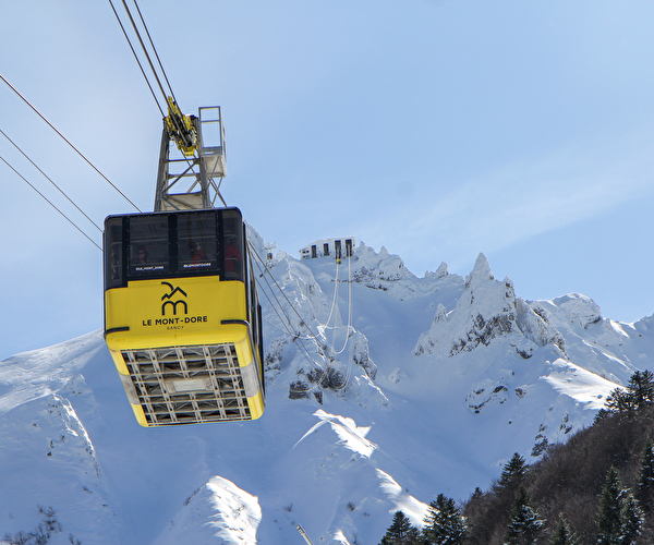 Téléphérique du Mont-Dore passant au dessus des pistes enneigées