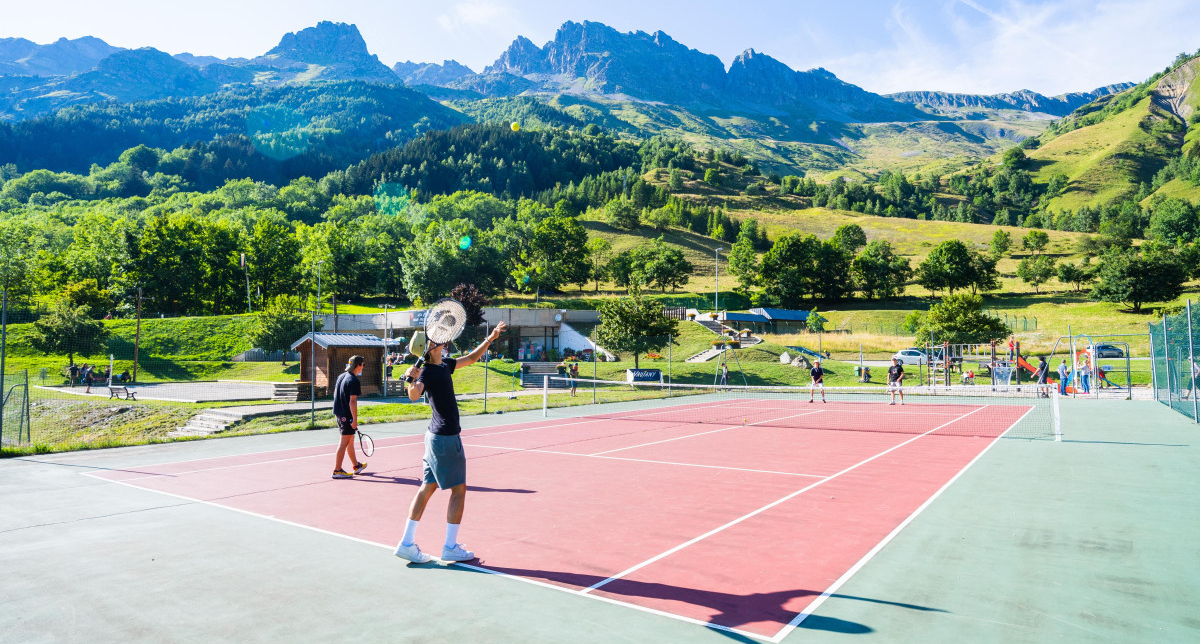 Terrain de tennis avec vue sur les montagnes en été