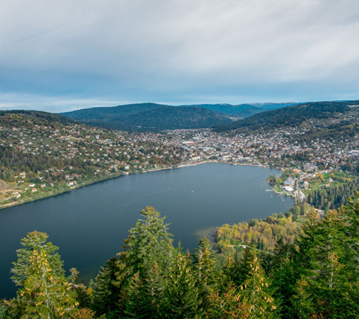 Vue sur un lac offrant un panorama à 360° en pleine nature