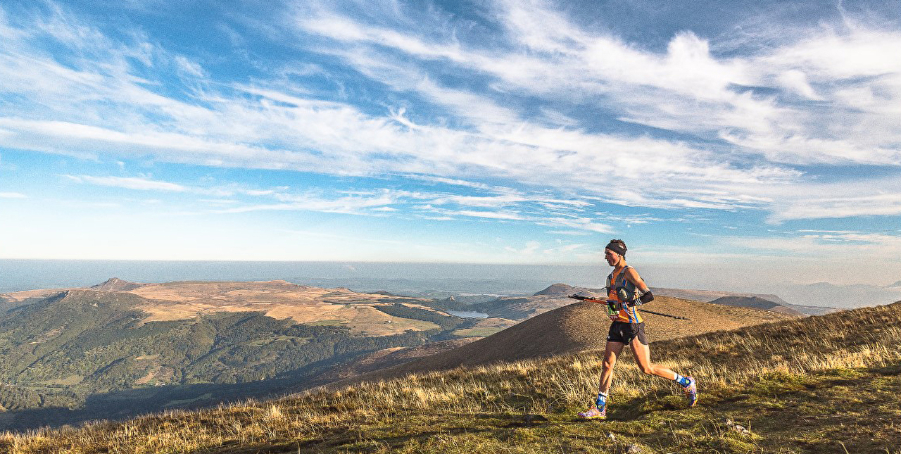 Personne effectuant un trail en montagne et en pleine nature
