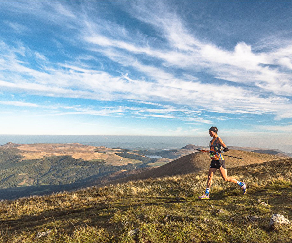 Personne effectuant un trail en montagne et en pleine nature