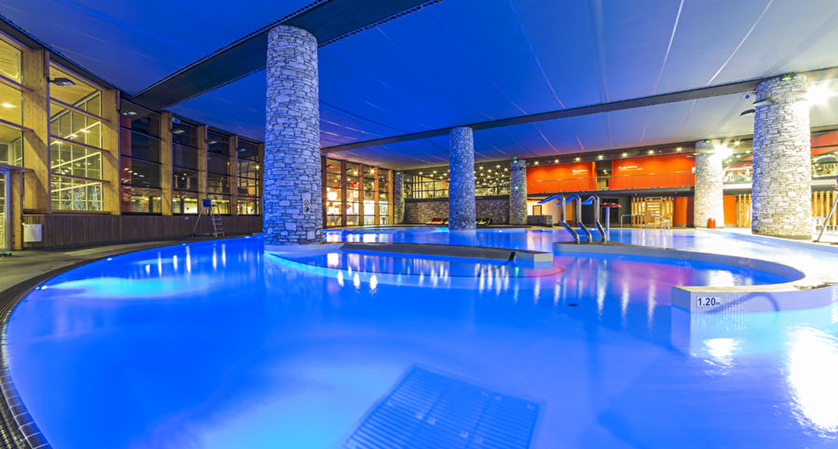 Piscine indoor éclairée de nuit