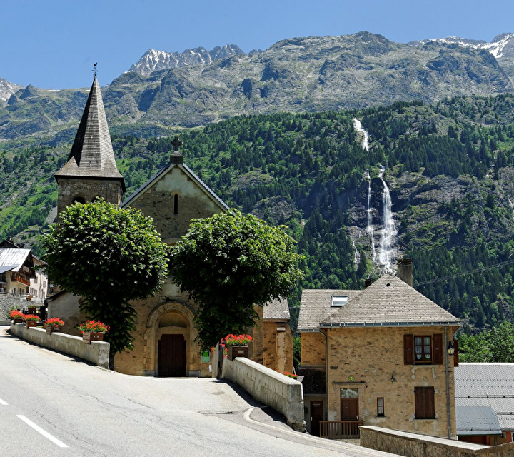 Vue sur le village et le clocher proche des montagnes