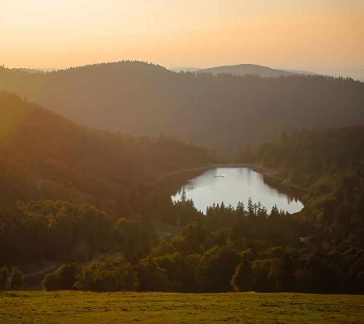 Montagnes et lac sous un coucher de soleil le soir