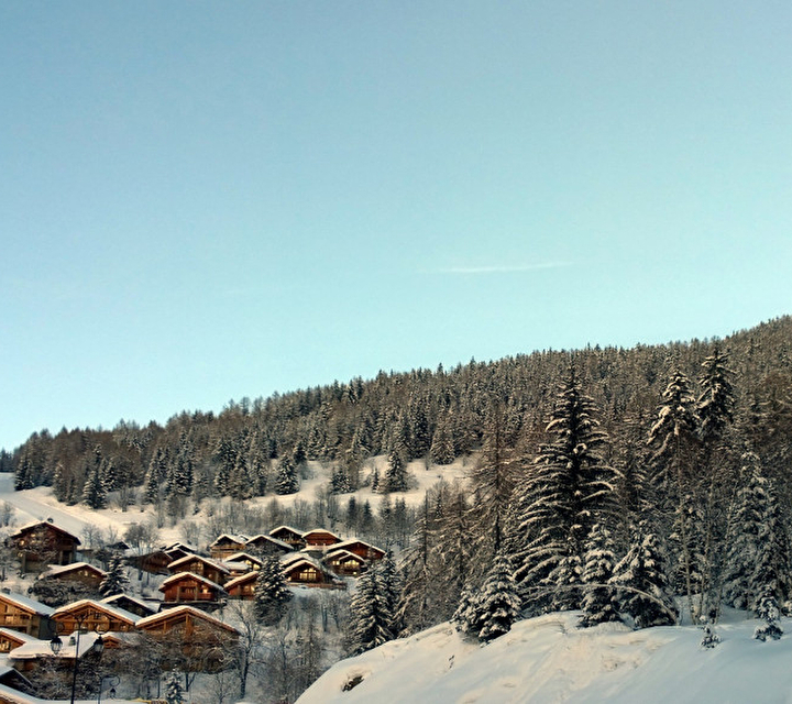 Vue sur des chalets de montagne sous la neige à Sainte Foy Tarentaise