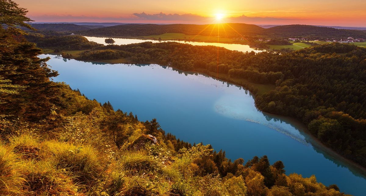 Vue panoramique sur des lacs au coucher du soleil et la nature environnante