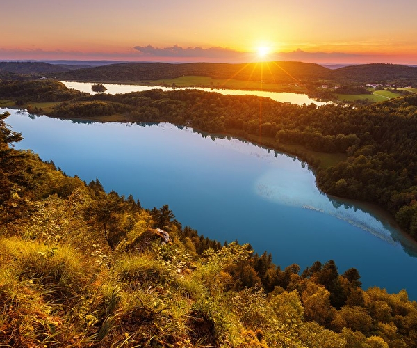 Vue panoramique sur des lacs au coucher du soleil et la nature environnante