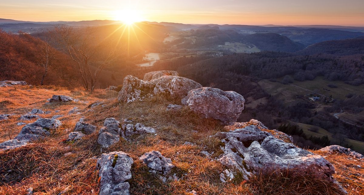 Vue panoramique au coucher du soleil sur les montagnes vertes et la vallée