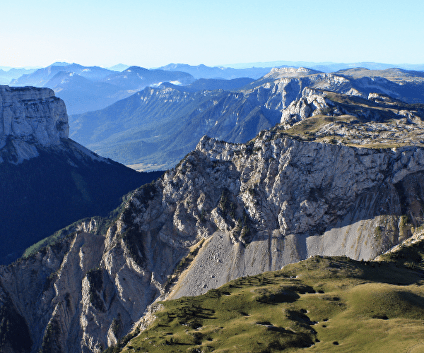 Vue panoramique sur les pics, sommets et montagnes sous le soleil