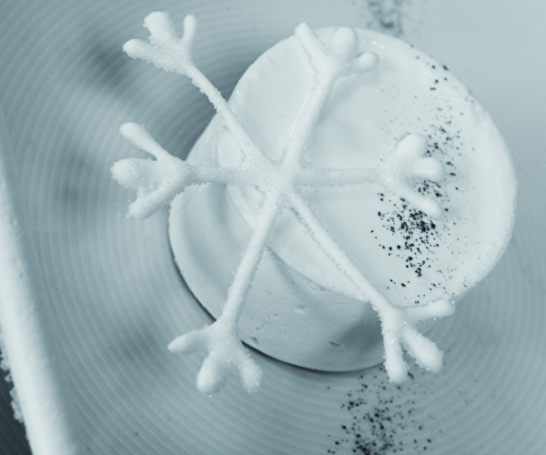 Présentation d'un plat sur une assiette avec une étoile enneigée dessus