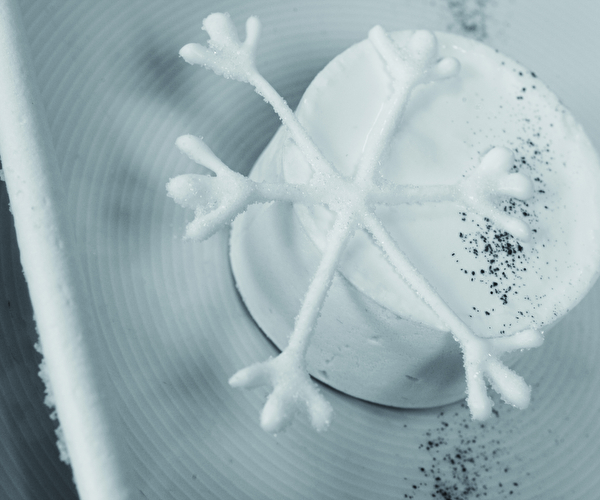 Présentation d'un plat sur une assiette avec une étoile enneigée dessus