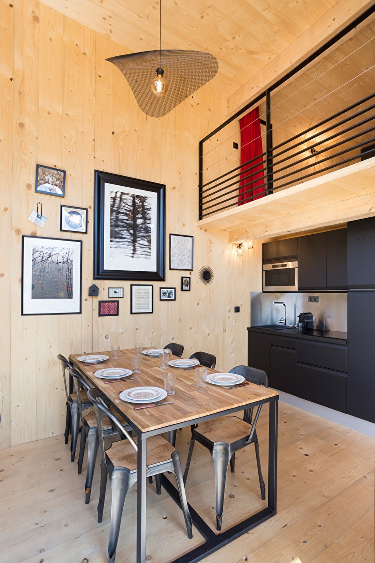 Intérieur d'un chalet en bois cosy et son espace cuisine moderne décoré