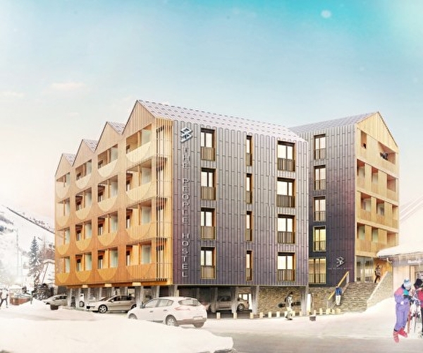 Résidence et logements en plein centre d'une station de ski en montagne l'hiver