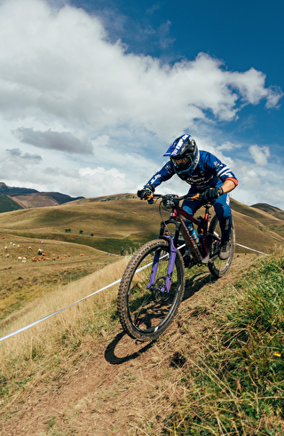 Un homme qui semble prendre la vitesse et du plaisir sur un VTT de descente dans la station de Peyragudes