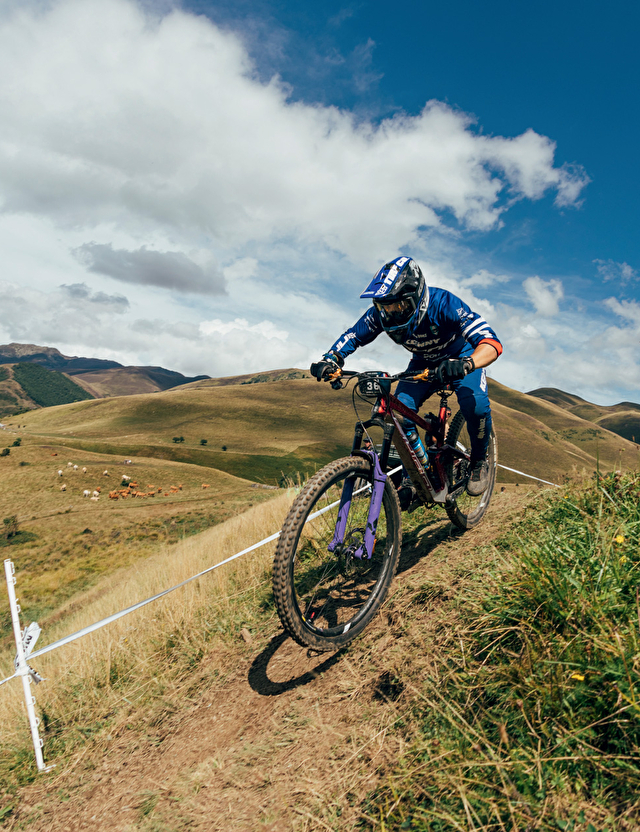 Un homme qui semble prendre la vitesse et du plaisir sur un VTT de descente dans la station de Peyragudes
