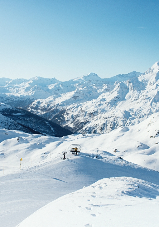 Point de vue sur les montagnes enneigées avec skieur en haut des pistes