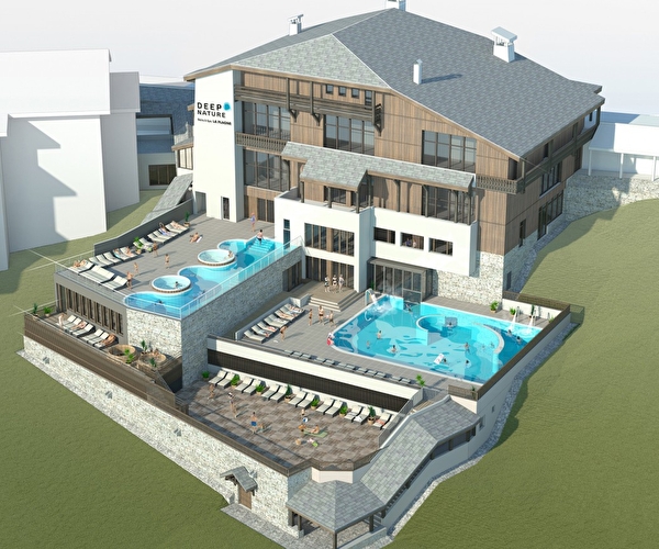 Vue extérieure sur un complexe bien-être proposant plusieurs piscines et bassins de relaxation ainsi que des aires de détente sur des terrasses