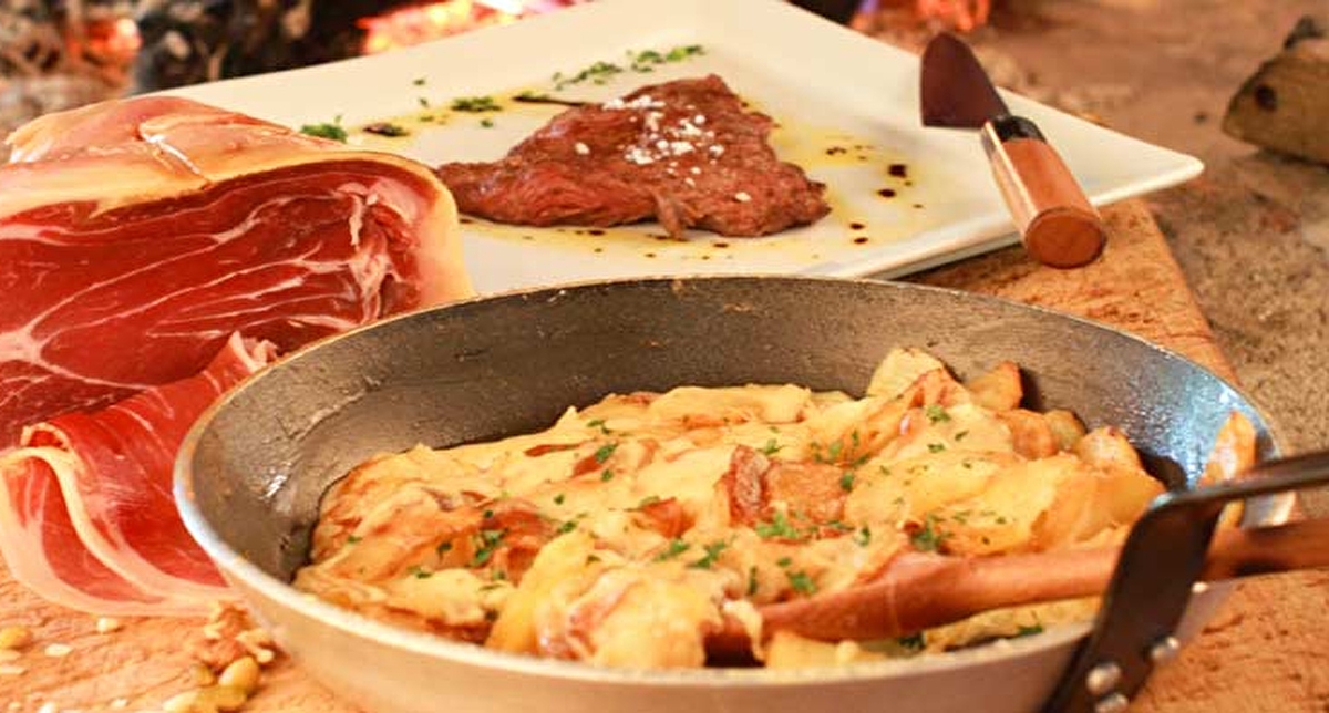 Présentation d'un plat de truffade à base de pommes de terre et de fromage tome fraîche du Cantal