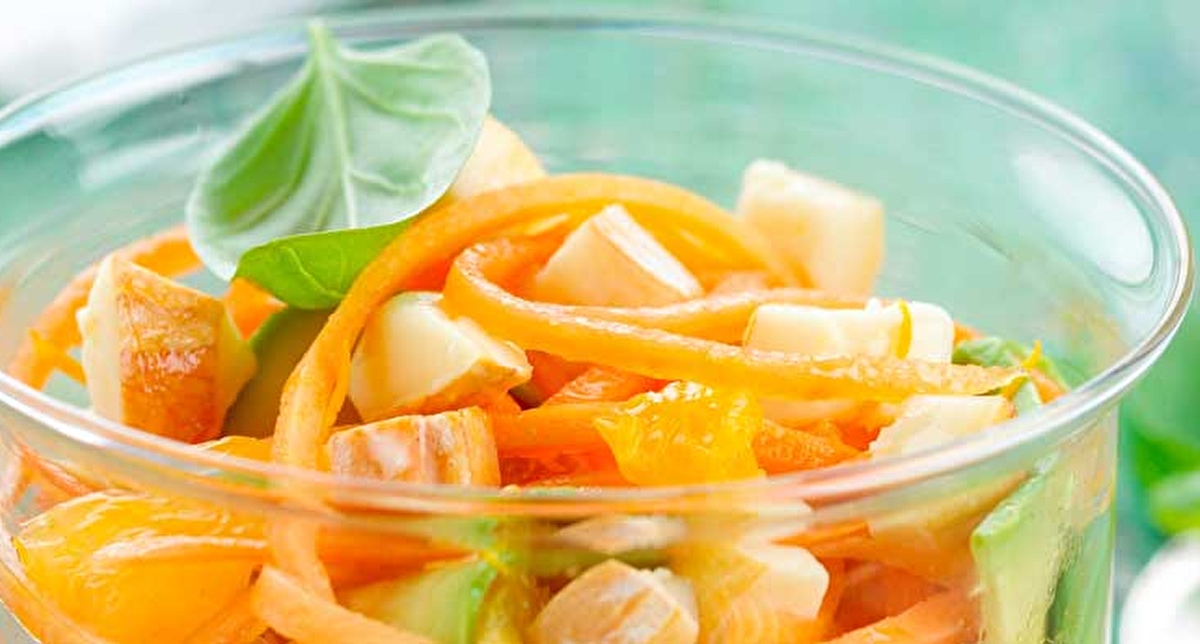 Présentation de la salade carottes au reblochon et à l'orange dans un contenant en verre