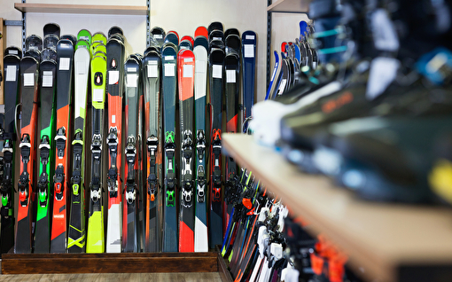 variété de skis alpins dans un magasin d'équipement sportif moderne