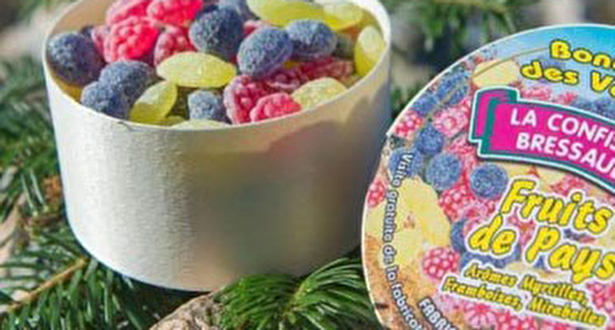 Petits bonbons des Vosges colorés entreposés dans une boîte métallique