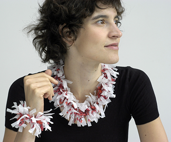 Photo d'une femme regardant sur le côté et portant collier et bracelet en fleurs