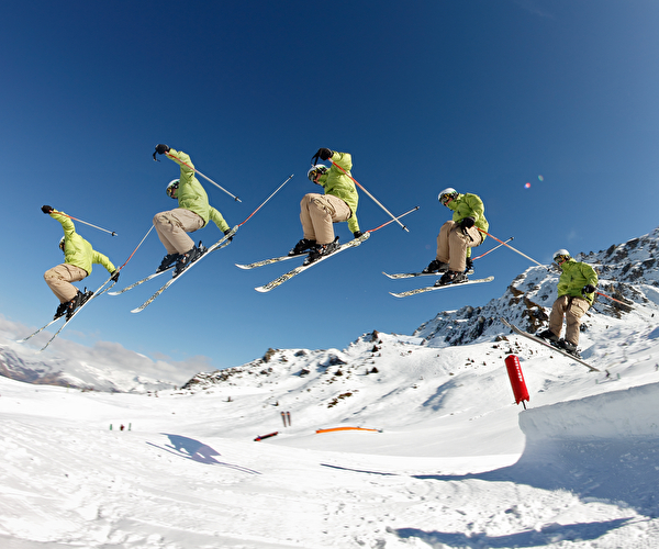 skieur freestyle réalise une figure sur une table d'un snowpark