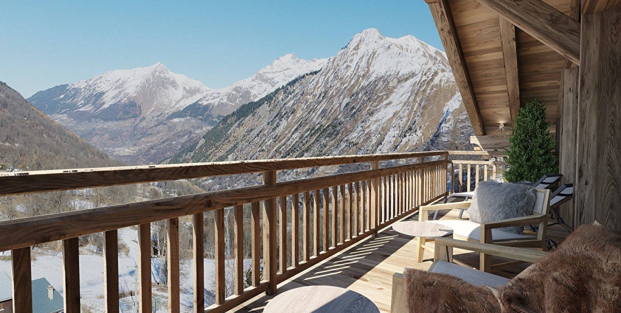 Vue sur le balcon d'un chalet en bois accueillant fauteuils et petites tables permettant d'admirer la vue sur les montagnes enneigées