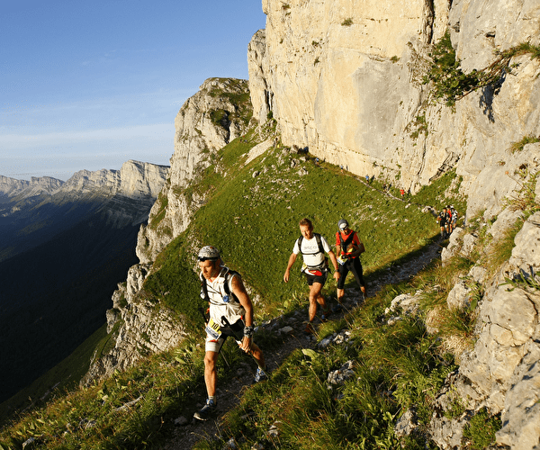 Personnes réalisant une randonnée trail en haute montagne sur un chemin en été