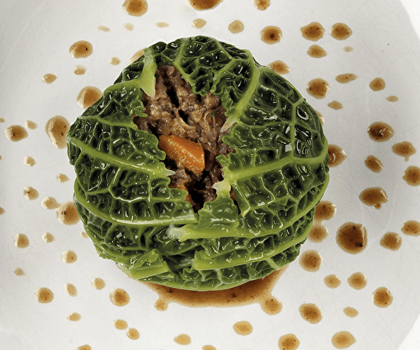Plat gastronomique au chou farci à la joue de boeuf