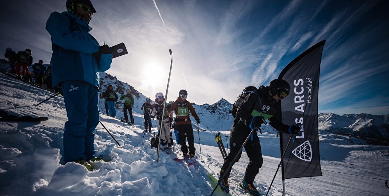 Ensemble de skieurs équipés en montagne l'hiver attendant de descendre une piste