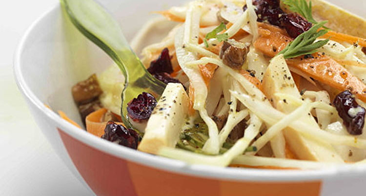 Présentation d'un plat de coleslaw au reblochon de Savoie dans un bol aux couleurs orangées